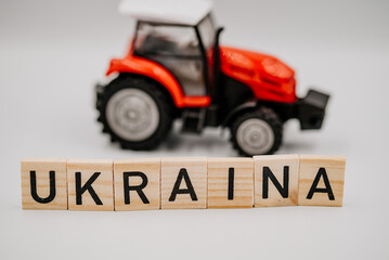 Napis Ukraina i sprzęt rolniczy w tle