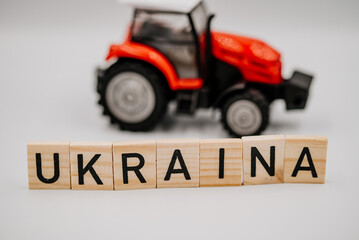Napis Ukraina i sprzęt rolniczy w tle