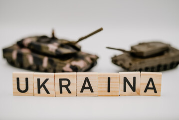 Napis Ukraina i czołg w tle - obrazy, fototapety, plakaty
