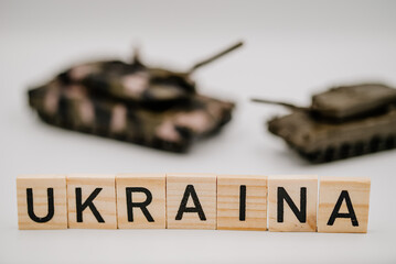 Napis Ukraina i czołg w tle - obrazy, fototapety, plakaty