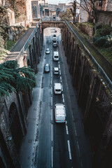 Verkehr in der einer Stadt mit Tunnel