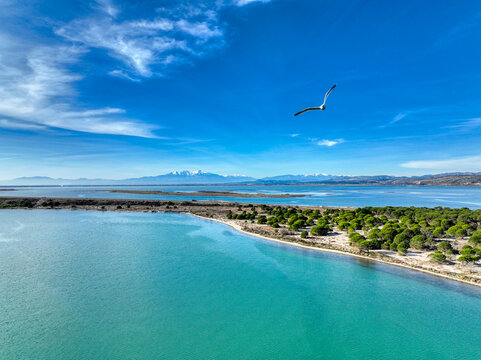 Magnifique vue sur les Pyren&eacute;es et le Canigou r&eacute;alis&eacute;e par drone &agrave; Port-Leucate en Occitanie (France) 