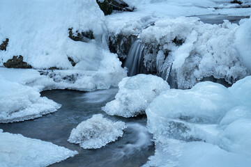 rivière de montagne totalement gelée dans le Vercors - France
