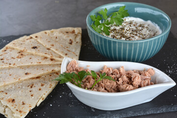 Piadina con tonno e salsa yogurt