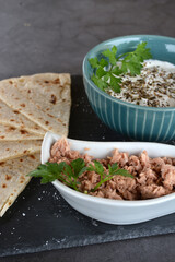 Piadina con tonno e salsa yogurt