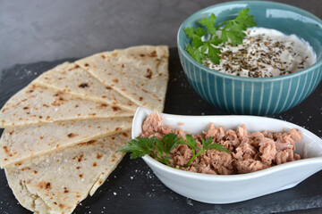 Piadina con tonno e salsa yogurt