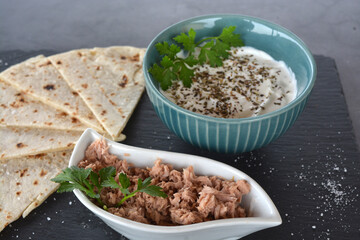 Piadina con tonno e salsa yogurt