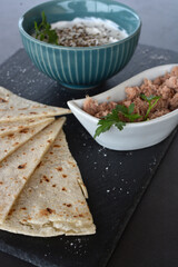 Piadina con tonno e salsa yogurt