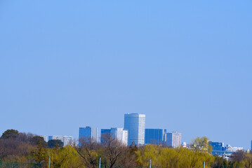 Obraz premium 青空 白い雲 青い空 都市風景 オフィスビル 背景素材