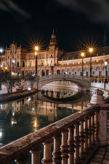 Nachtaufnahme der Stadt Sevilla