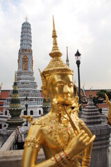 Naklejka premium Bangkok Thailand Temple golden statue BLur Close up 