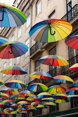 Fototapeta na wymiar Bunte Regenschirme hängen in Lissabon