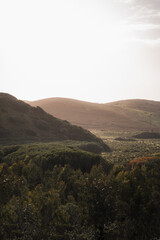 Berge und Hügel zum Sonnenuntergang mit Nebel