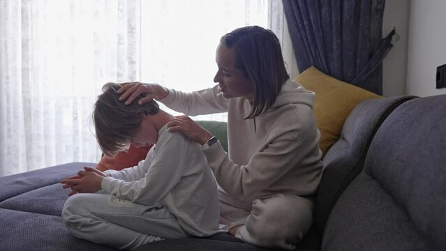 Symptoms of photodermatitis. Mom noticed a rash on the boy's neck. Improper nutrition. Worried mother discovers rash on baby's body. Body, health. Allergic reaction to sunlight