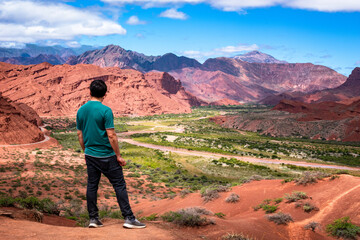 Contemplando la quebrada de las conchas
