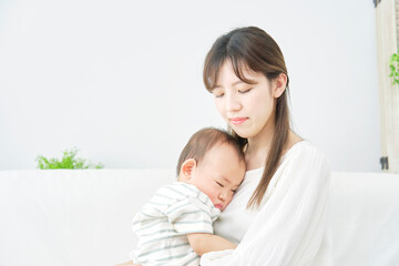 赤ちゃんを抱っこする母親　リビング