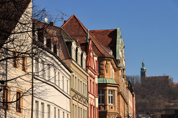 Fototapeta na wymiar Amberg; Blick von der Bahnhofstraße hinauf zur Wallfahrtskirche Maria Hilf