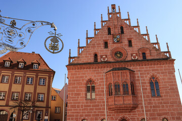 Fototapeta premium Sulzbach-Rosenberg; Westfassade des gotischen Rathauses