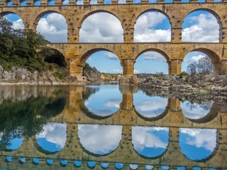 Foto auf Acrylglas Pont du Gard Die prächtige Pont du Gard, eine alte römische Aquäduktbrücke, Vers-Pont-du-Gard in Südfrankreich. Erbaut im ersten Jahrhundert nach Christus, um Wasser zur römischen Kolonie Nemausus (Nîmes) zu transportieren