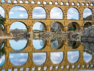 Plaid mouton avec photo Pont du Gard The magnificent Pont du Gard, an ancient Roman aqueduct bridge, Vers-Pont-du-Gard in southern France. Built in the first century AD to carry water to the Roman colony of Nemausus (Nîmes)