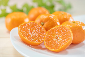 新鮮なみかんをカットしたイメージ