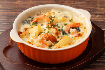 エニとポテトのマカロニグラタン