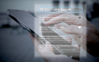 Fiktive Jobangebote einer Online-Jobsuche als Hologramm einer modernen Website und eine Person die im Hintergrund das Smartphone benutzt