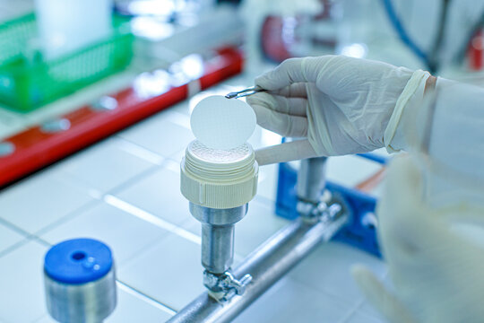 tecnico  compie delle operazioni specifiche in un laboratorio di analisi 