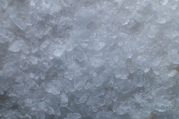 Obraz premium Coarse white iodized salt. Detailed background texture Macro close-up. Salt crystals of different sizes