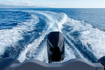 visione del motore di un motoscafo mentre è in navigazione