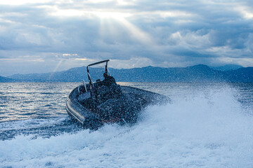 motoscafo che naviga a grande ritmo in mezzo al mare