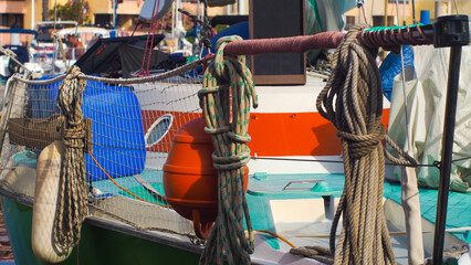 Fototapeta na wymiar Vue rapprochée de divers éléments de bateaux (tels des mâts, des cordes d'amarrage ou des poulies), à Port-Leucate