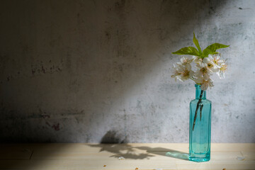 窓から差し込む光と花瓶に生けた桜