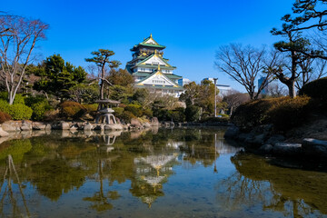 Fototapeta na wymiar 大阪市 大阪城公園、日本庭園と天守閣