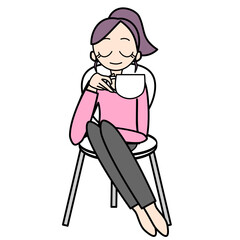 椅子に座り飲み物を飲む女性