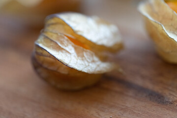 Physalis auf einem Holzbrett