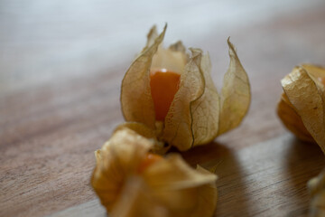 Physalis auf einem Holzbrett