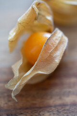 Physalis auf einem Holzbrett