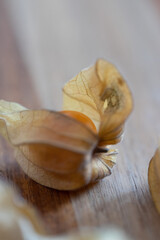 Physalis auf einem Holzbrett