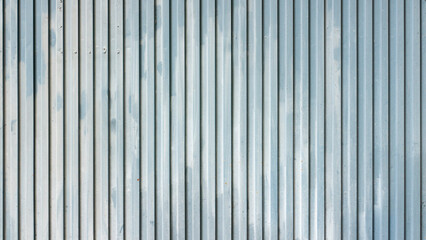 Puerta de garage de metal corrugado desgastado pintado de azul claro
