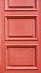 Molduras rectangulares en pared pintada de rojo