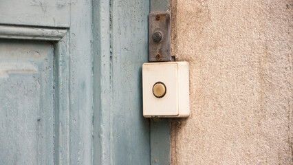 Interruptor de timbre rústico cuadrado en pared de mádera rústica 