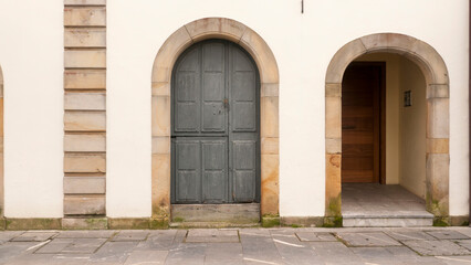 Fototapeta na wymiar Puerta histórica de arco de mdeio punto y madera en villa medieval
