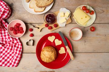 Frühstück Frühstückstisch rot auf Holztisch mit Herzen zum Valentinstag oder Muttertag