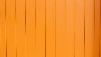 Puerta de tablones de madera pintada de naranja brillante
