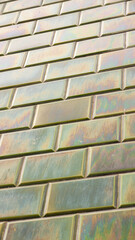 Pared de baldosas cerámicas verde brilante