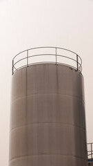 Depósito metálico en fábrica