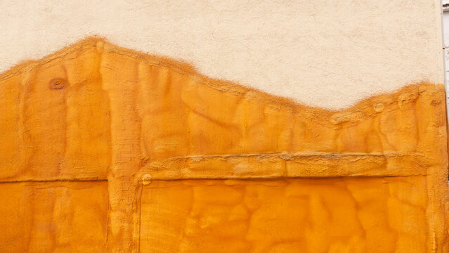 Rastro de casa demolida en pared medianera pintada con espuma aislante dorada