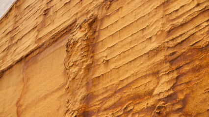 Pared pintada con espuma aislante de poliuretano  de color dorado