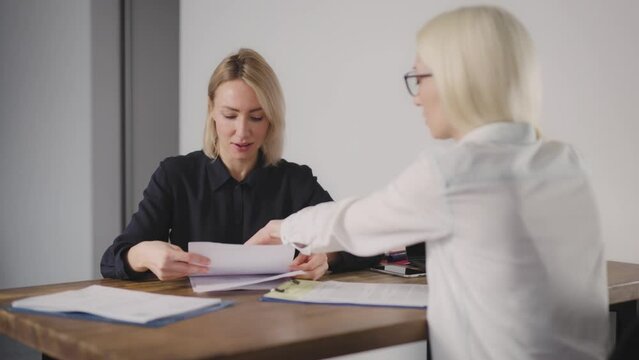 The manager draws up a package of documents to the client